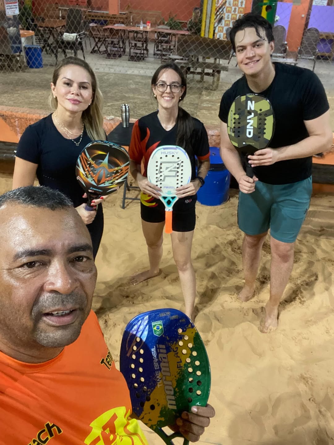 Alunos da TBT em aula de Beach Tennis